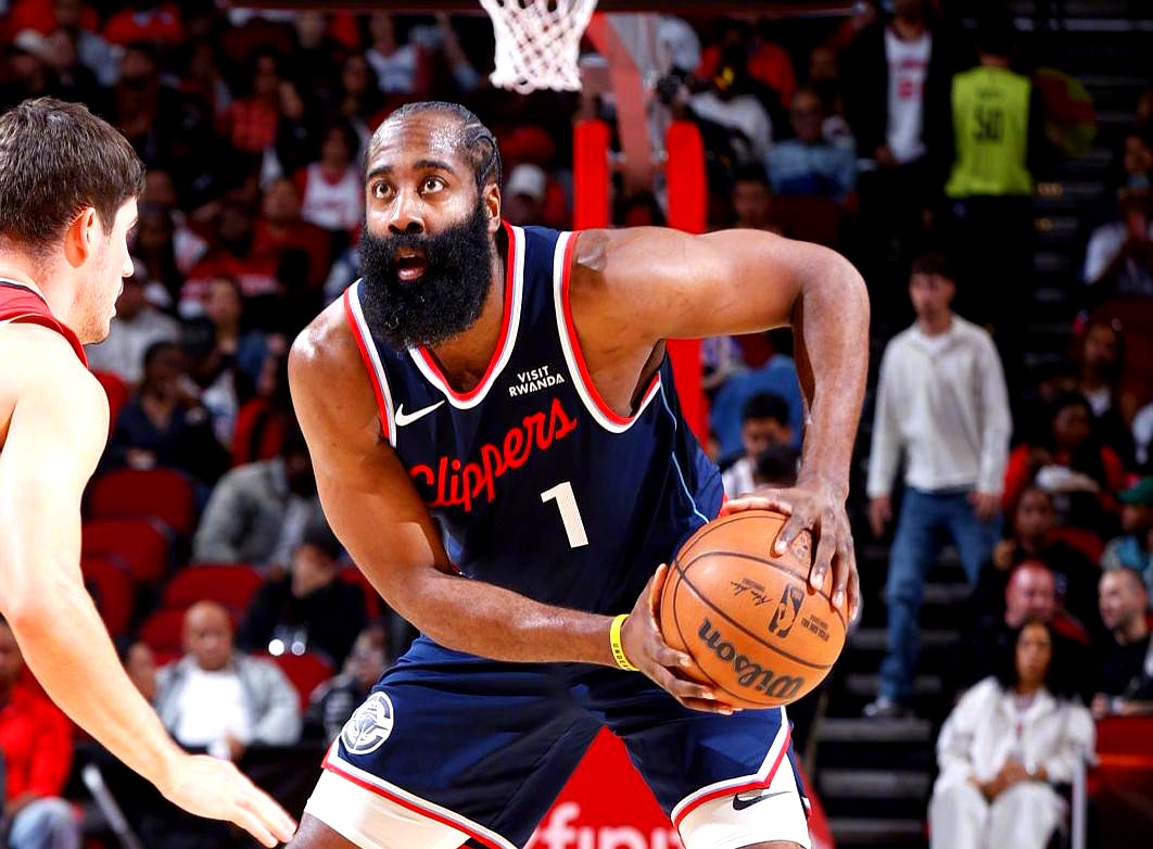 爱游戏-哈登在中国前呼后拥万人追捧